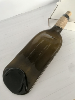 Плоская тарелка из винной бутылки с пробкой